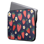 Erdbeere Blume & Früchte: Dekoratives Muster Laptopschutzhülle (Vorderseite Links)