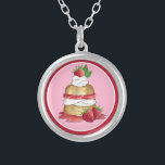 Erdbeere Cake Shortcake Brautparty Geburtstag Versilberte Kette<br><div class="desc">Das Design zeigt eine originelle Marker-Illustration eines klassischen kurzen Erdbeerkuchendesserts. Die in den USA und in Großbritannien beliebte Leckerei bietet süße Süßkuchen, die mit saftigen Erdbeeren und Schlagsahne überzogen sind. Auf der Speisekarte stehen eine ganze Erdbeere und frische Minze-Blätter. Ideal für ein einzigartiges Brautparty, eine Verlobungsfeier, eine Geburtstagsparty, ein Erdbeerfestival,...</div>