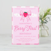 Erdbeere Erster Geburtstag Rosa Gingham-Schleife Einladung (Stehend Vorderseite)