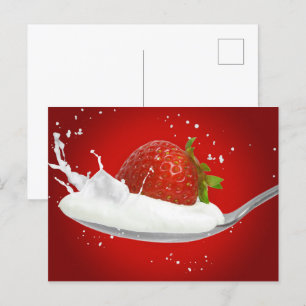 Erdbeere mit Milchspritze Postkarte