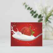 Erdbeere mit Milchspritze Postkarte (Stehend Vorderseite)