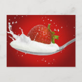 Erdbeere mit Milchspritze Postkarte (Vorderseite)