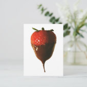 Erdbeere mit Schokolade Postkarte (Stehend Vorderseite)