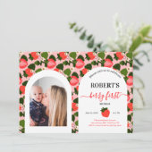 Erdbeere personalisiertes Foto zum ersten Geburtst Einladung (Stehend Vorderseite)