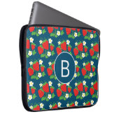 Erdbeere und Blume Blaues Muster Monogrammiert Laptopschutzhülle (Vorne Rechts)