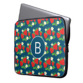 Erdbeere und Blume Blaues Muster Monogrammiert Laptopschutzhülle (Vorderseite Links)