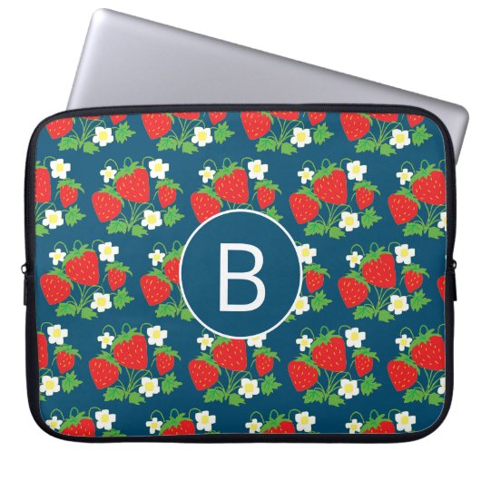 Erdbeere und Blume Blaues Muster Monogrammiert Laptopschutzhülle (Vorderseite)