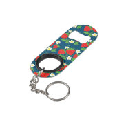 Erdbeere und Blume Blaues Muster Monogrammiert Mini Flaschenöffner (Rückseite Schrägansicht)