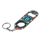 Erdbeere und Blume Blaues Muster Monogrammiert Mini Flaschenöffner (Vorderseite Schrägansicht)
