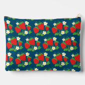 Erdbeere und Blume Blaues Muster Monogrammiert Zubehörtasche (Rückseite)