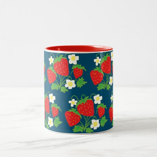 Erdbeere und Blume Blaues Muster Zwei-Tonen-Kaffee Zweifarbige Tasse (Mittel)