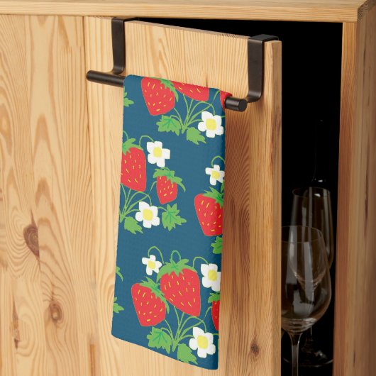 Erdbeere und Blumen Blaues Muster Geschirrtuch (Drittel gefaltet)