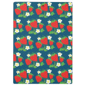 Erdbeere und Blumen Blaues Muster Monogramm Klemmbrett (Rückseite)