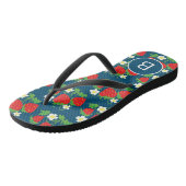 Erdbeere und Blumen Blaues Muster Monogrammiert Badesandalen (Schrägansicht)