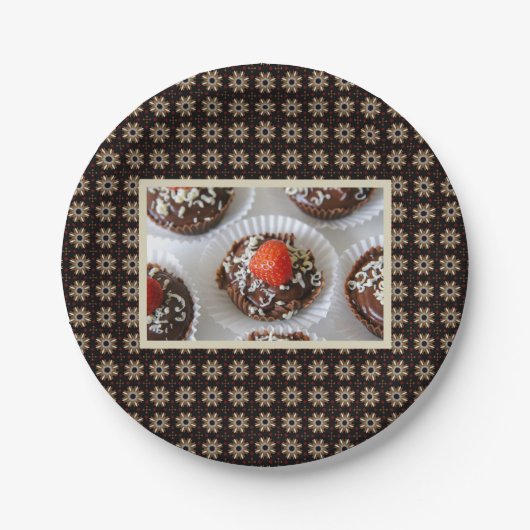Erdbeere und dunkle Schokolade Mousse Dessert Pappteller (Vorderseite)