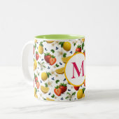 Erdbeere und Lemon-Blossom-Tasse mit Monogramm Zweifarbige Tasse (Vorderseite Links)