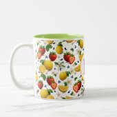 Erdbeere und Lemon-Blossom-Tasse mit Monogramm Zweifarbige Tasse (Links)