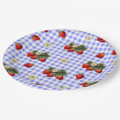 Erdbeere und niedliche Teller aus Gingham (Schrägansicht)