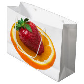 Erdbeere und Orange Große Geschenktüte (Vorderseite Schrägansicht)