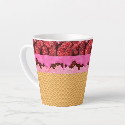 Erdbeereis mit Waffelhörnchen, Dessert Milchtasse (Linke Ecke)