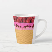 Erdbeereis mit Waffelhörnchen, Dessert Milchtasse (Rechts)