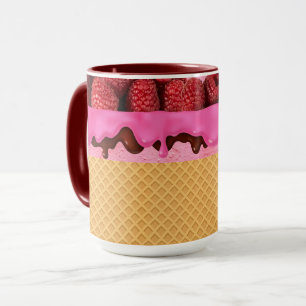 Erdbeereis mit Waffelhörnchen Tasse