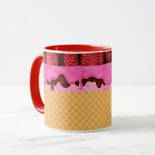 Erdbeereis mit Waffelhörnchen Tasse