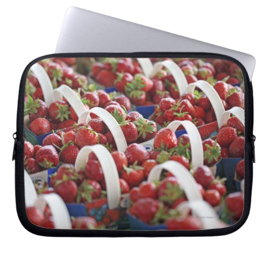 Erdbeeren am Marktstandort Laptopschutzhülle (Vorderseite)