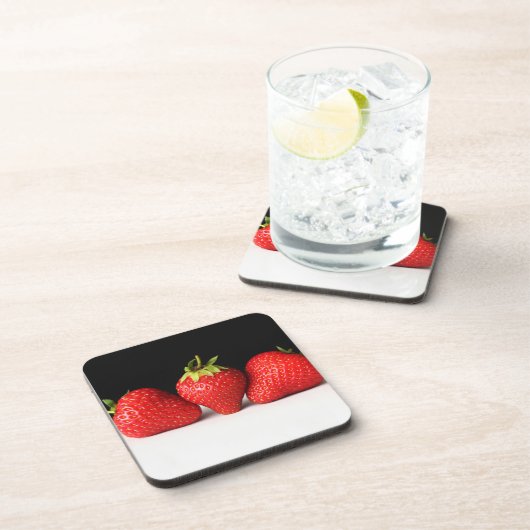 Erdbeeren an der schwarzen über weißen Küste Getränkeuntersetzer (Rechte Seite)