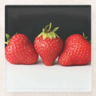 Erdbeeren an der schwarzen über weißen Küste Glasuntersetzer