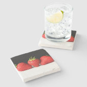 Erdbeeren an der schwarzen über weißen Küste Steinuntersetzer (Seitenansicht)