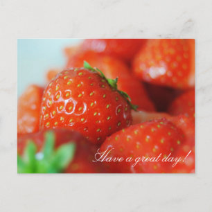 Erdbeeren an einem Sommertag mit Bokeh-Effekt Postkarte