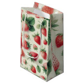 Erdbeeren auf Cremefarbenbeeren Kleine Geschenktüte (Vorderseite Schrägansicht)