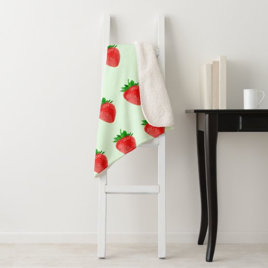 Erdbeeren auf grünem Sherpa-Blanket Sherpadecke (Beispiel)