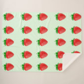 Erdbeeren auf grünem Sherpa-Blanket Sherpadecke (Vorderseite (Horizontal))