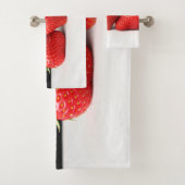 Erdbeeren auf schwarz über weiß btcnm badhandtuch set (Insitu)