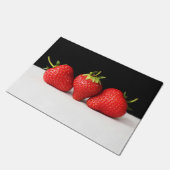 Erdbeeren auf schwarz über weiß dmm fußmatte (Schrägansicht)