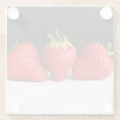 Erdbeeren auf Schwarz über Weiß Glasuntersetzer (Rückseite)