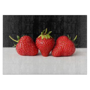 Erdbeeren auf schwarz über weiß kbcnm schneidebrett