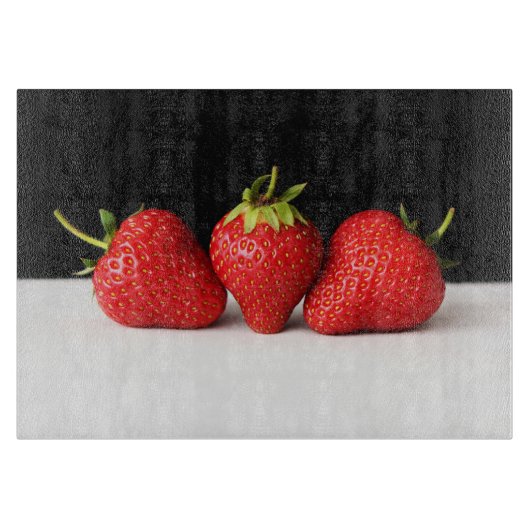 Erdbeeren auf schwarz über weiß kbcnm schneidebrett (Vorderseite)