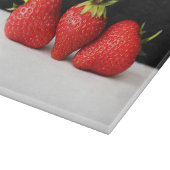 Erdbeeren auf schwarz über weiß kbcnm schneidebrett (Ecke)