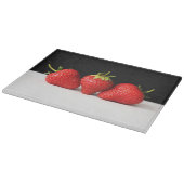 Erdbeeren auf schwarz über weiß kbcnm schneidebrett (Ecke)