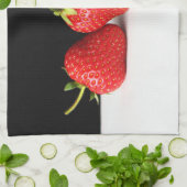 Erdbeeren auf schwarz über weiß ktcnm geschirrtuch (Gefaltet)