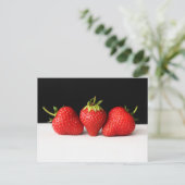 Erdbeeren auf schwarz über weiß postkarte (Stehend Vorderseite)