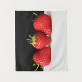 Erdbeeren auf schwarz über weiß wandteppich (Vorderseite)