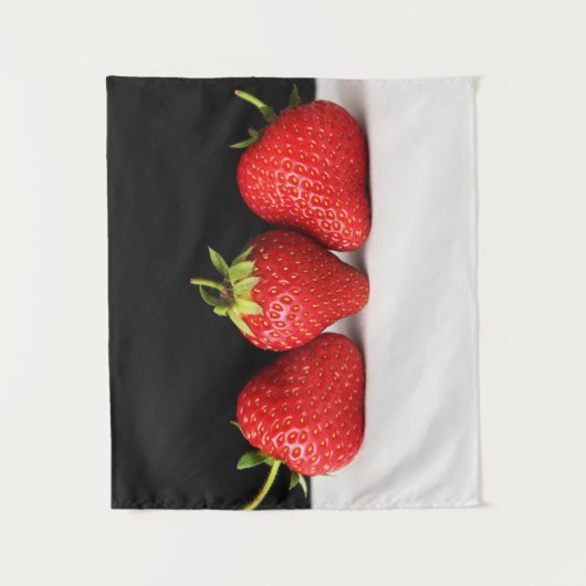 Erdbeeren auf schwarz über weiß wandteppich (Vorderseite)
