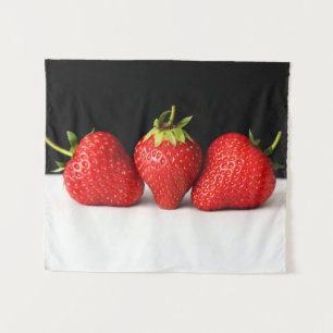 Erdbeeren auf schwarz über weiß wandteppich