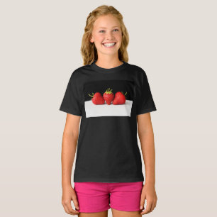 Erdbeeren auf schwarz über weißem Gccm T-Shirt