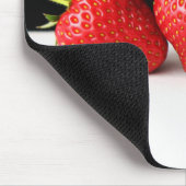 Erdbeeren auf schwarz-weiß mpcna mousepad (Ecke)