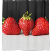 Erdbeeren auf schwarz-weiß sccna duschvorhang (Vorderseite)